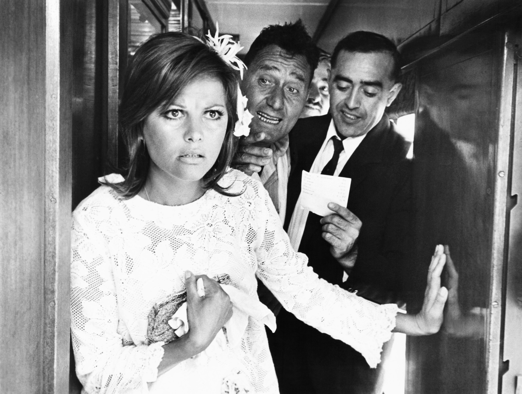 Bello onesto emigrato Australia sposerebbe compaesana illibata (A Girl